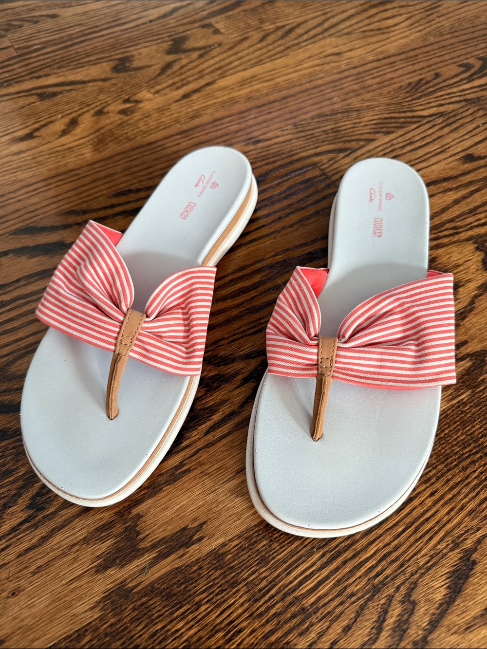 Cloudsteppers by Clarks Women’s 11 Coral and White Bow Thong Sandals